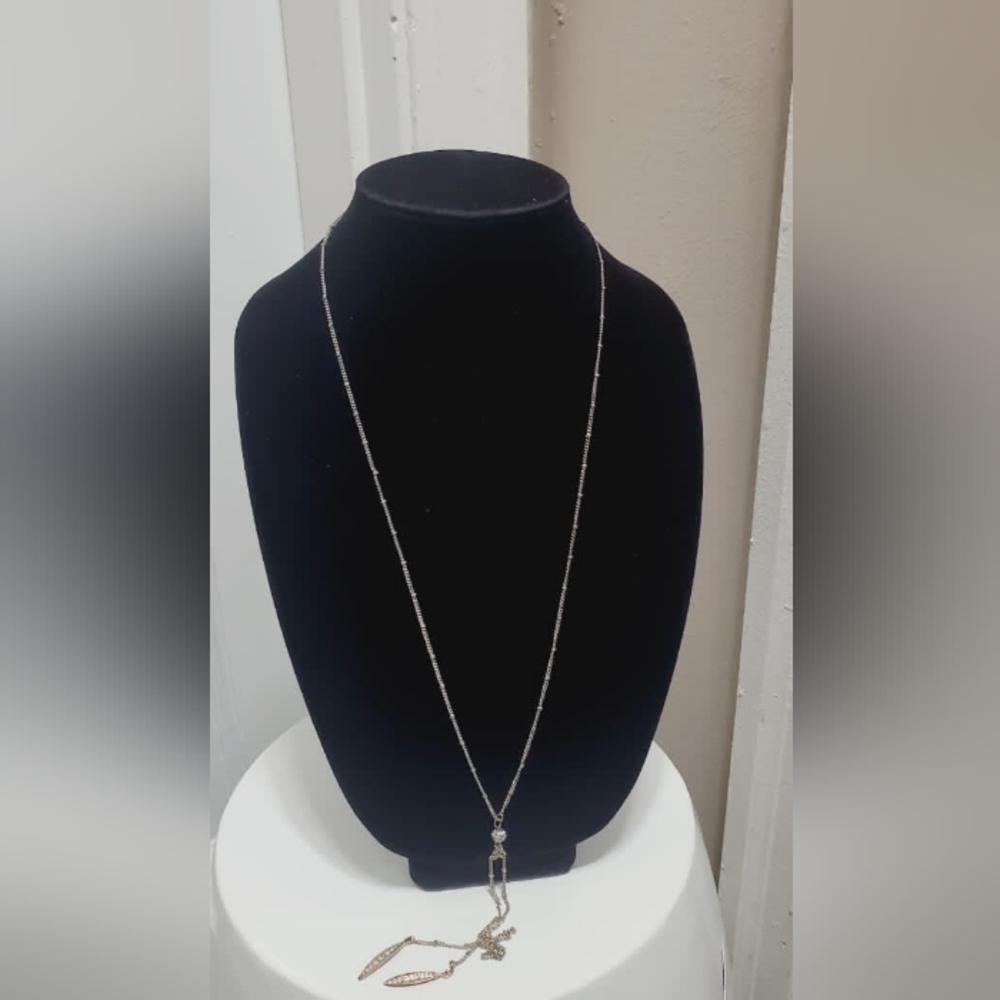 Silver Tone Dangle Necklace. 🌴